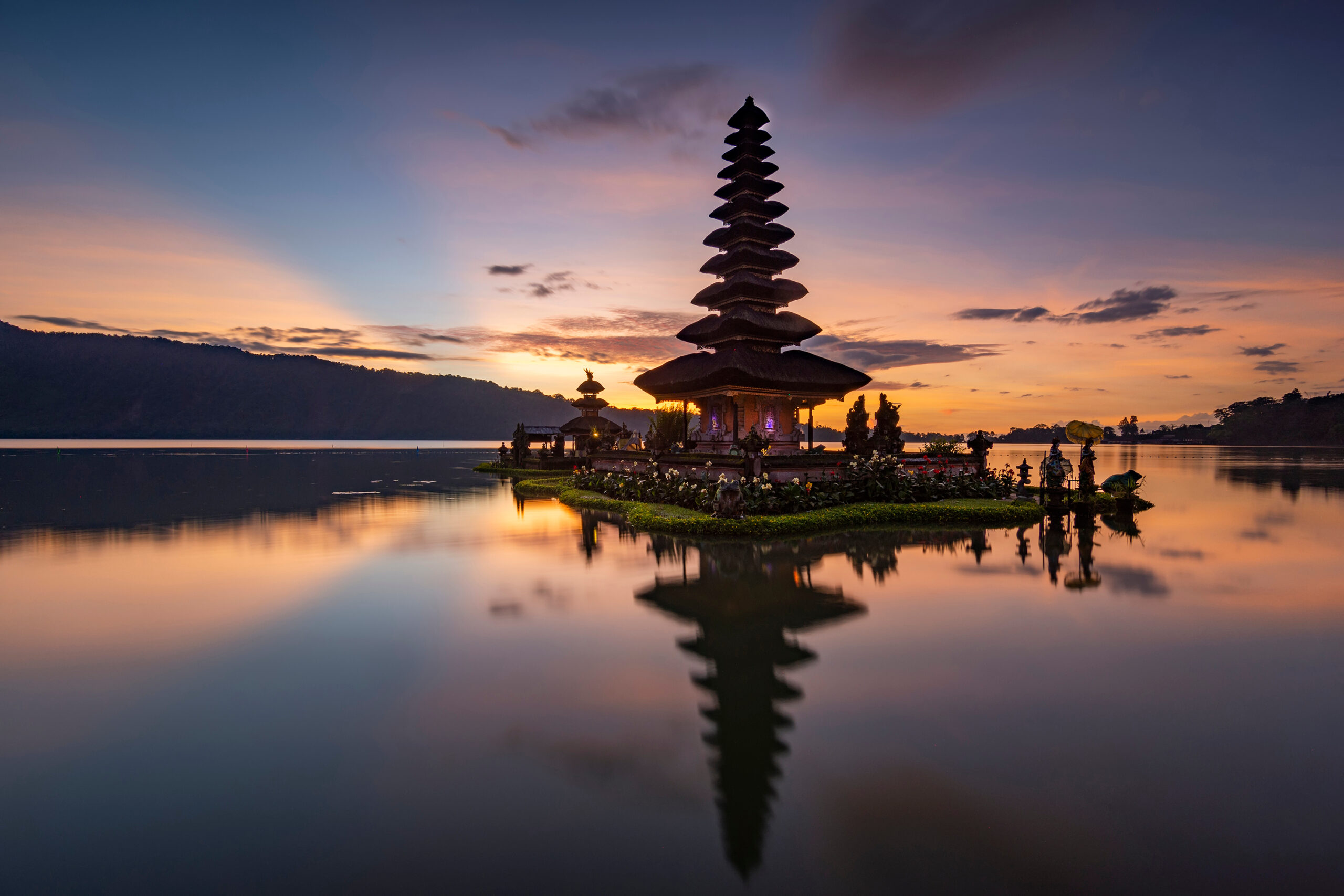 Sunrise,Over,Beratan,Temple,Famous,In,Bali,Indonesia